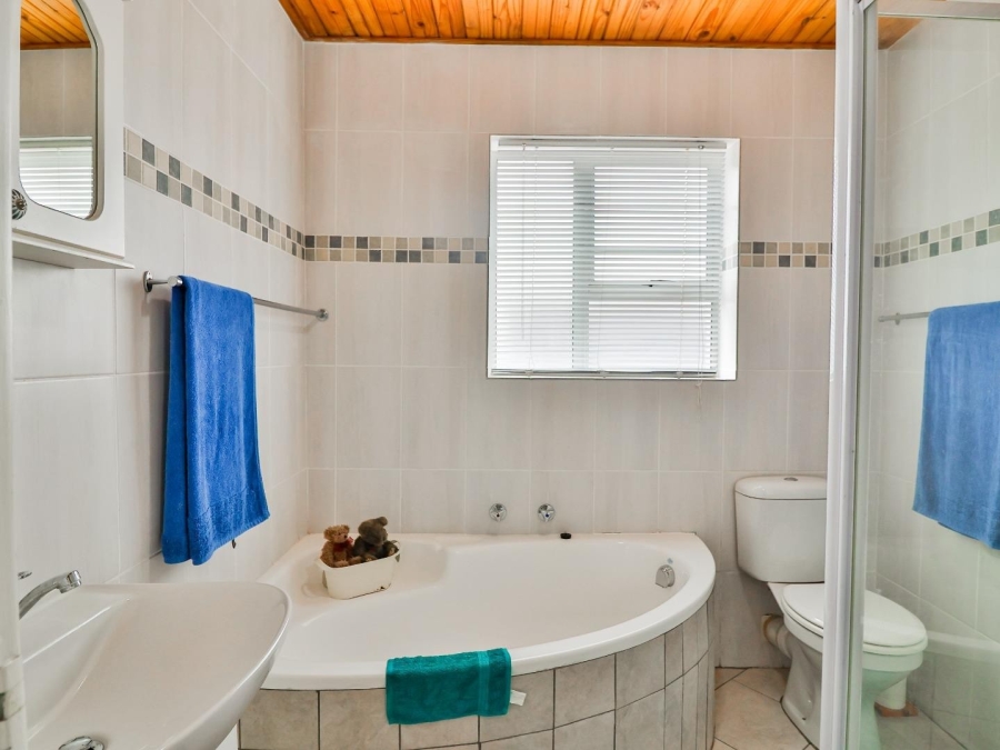 5 Bedroom Property for Sale in De Kelders Western Cape